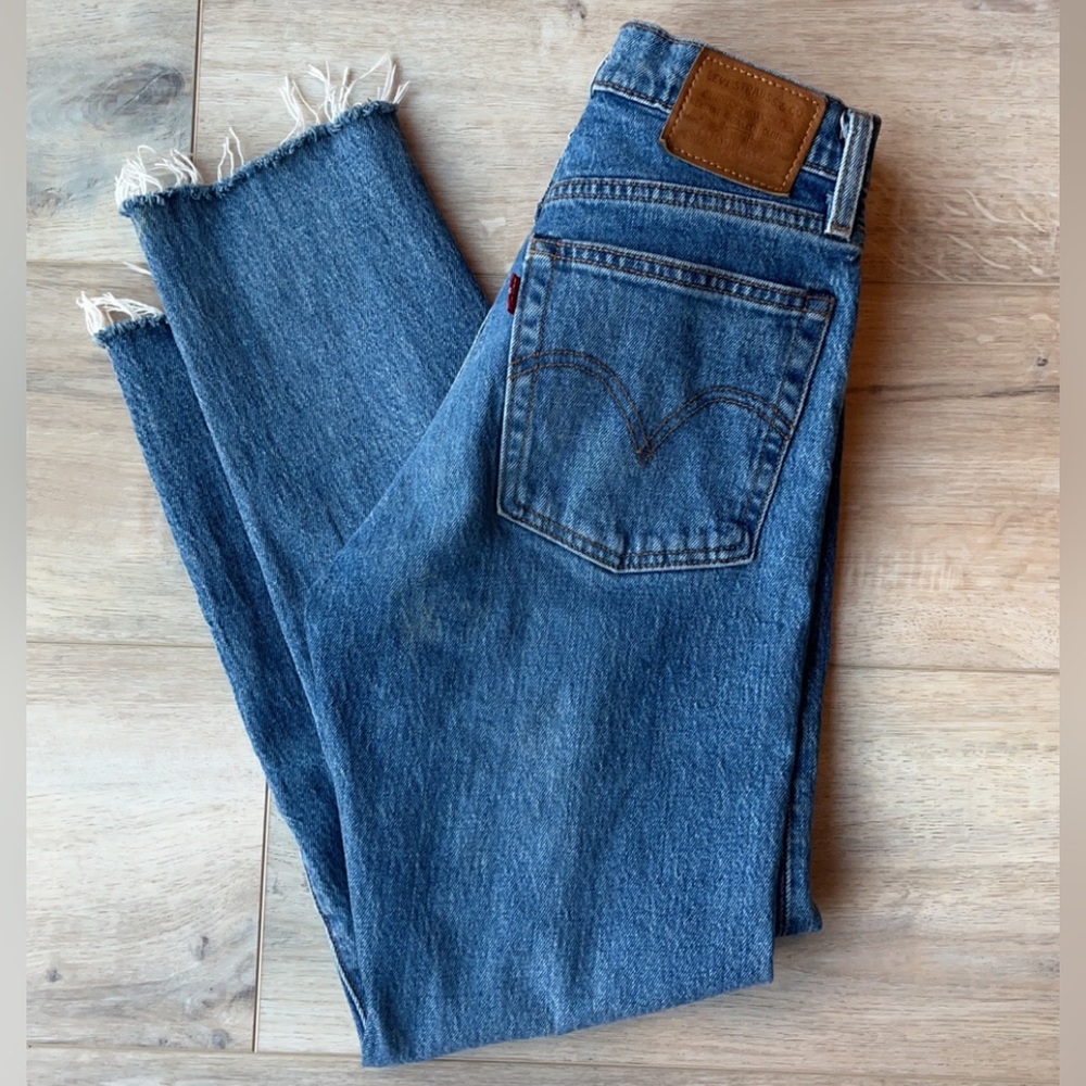 Levi’s wedgie mid rise cropped jeans size 24